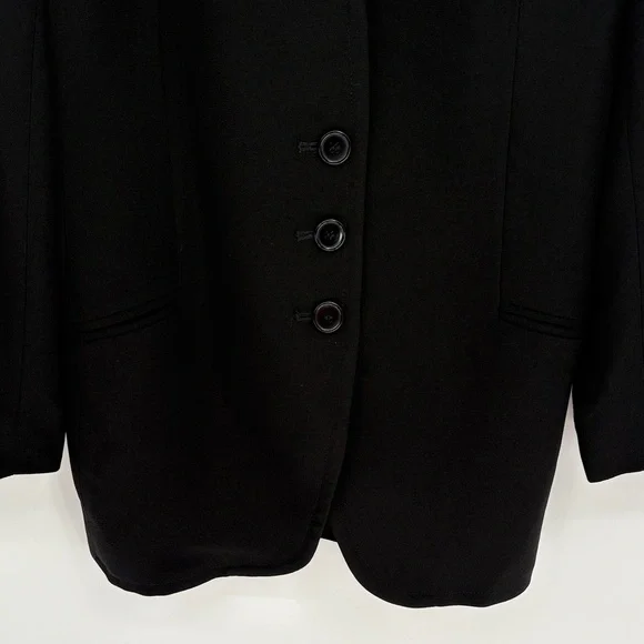 🚠 JH Collectibles Black crêpe three button collarless fitted blazer - Picture 3 of 6